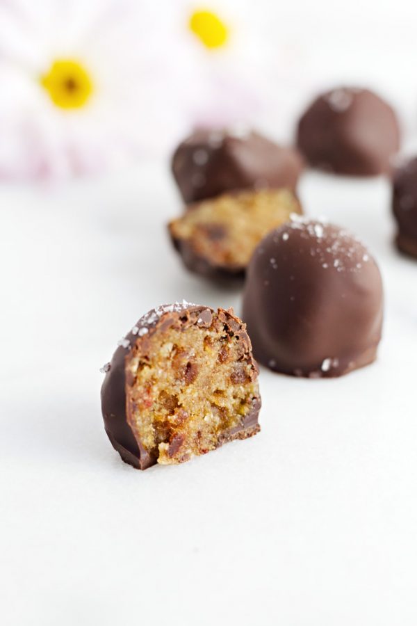 These look so good! Healthy Salted Caramel Truffles!
