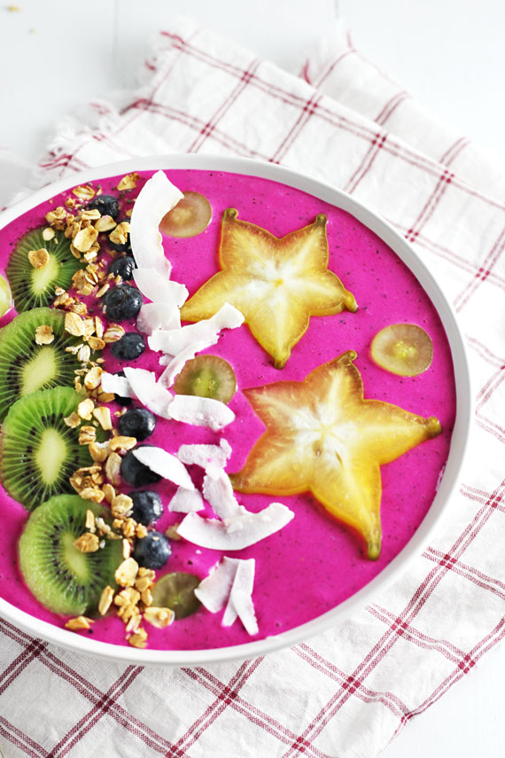 SOOOO times a million good! Dragon Fruit Smoothie Bowl by Jar of Lemons. Super pretty, too! {Gluten-Free, can easily be made Vegan}