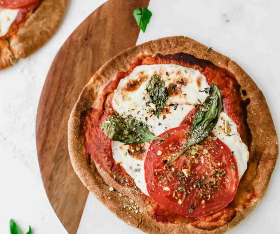 10-Minute Margherita Pita Bread Pizzas! YUM!