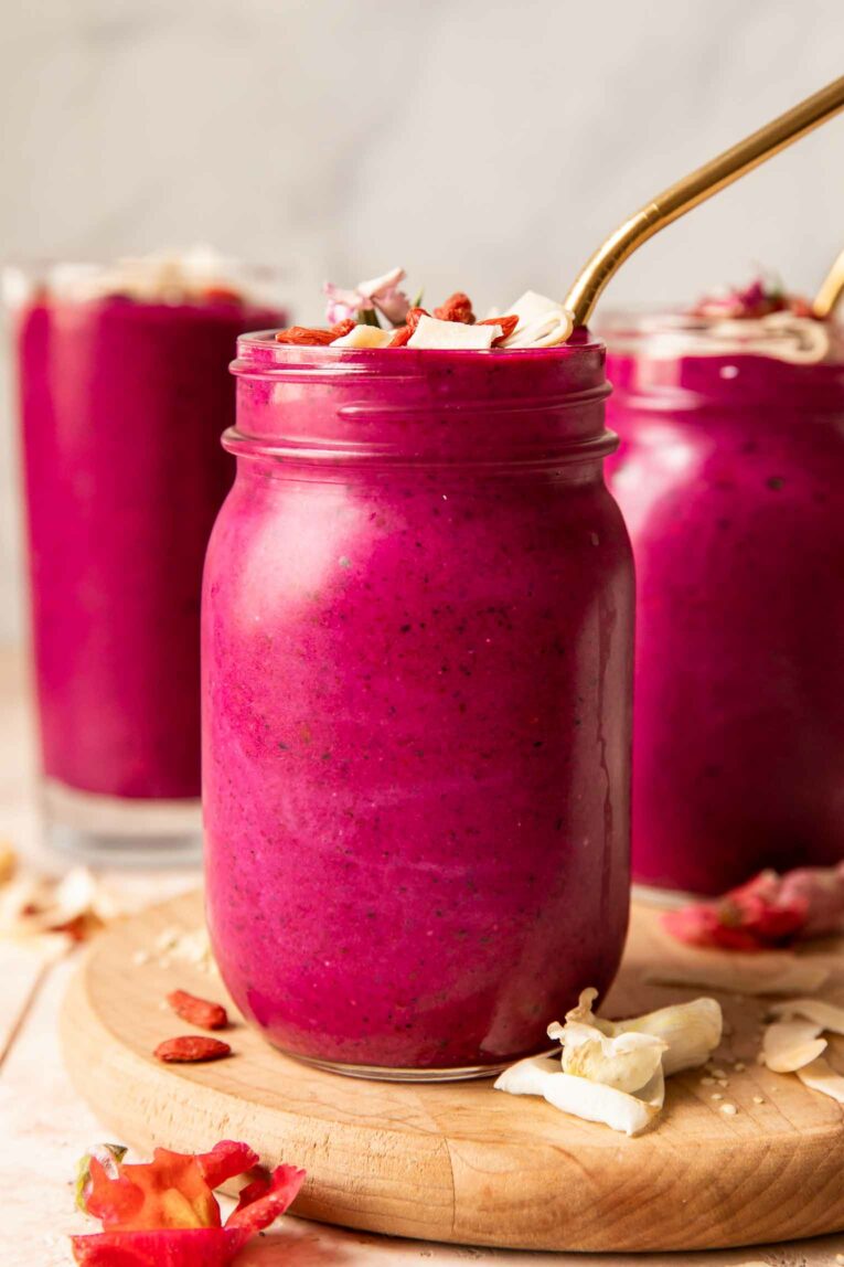 Dragon Fruit & Goji Berry Smoothie! Perfect to throw in my Thermos Brand Shaker Bottle!