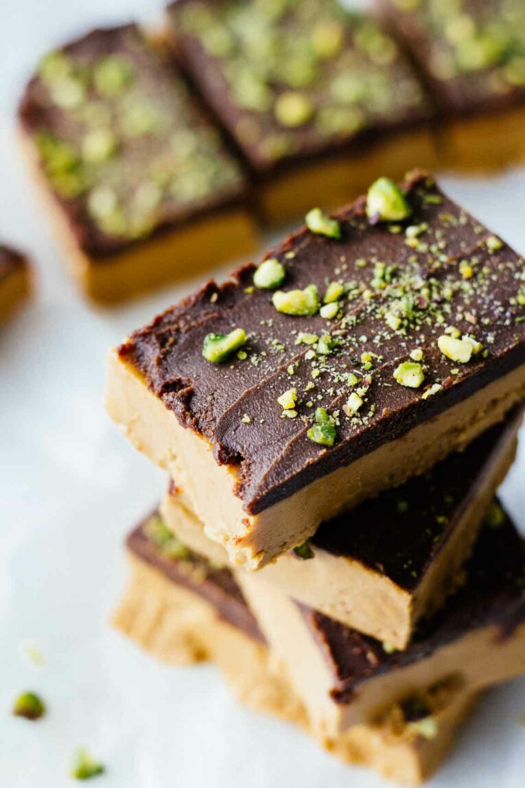 Homemade Peanut Butter Protein Bars! Vegan, gluten-free, refined sugar free, easy to make, 5 ingredients, and healthy!