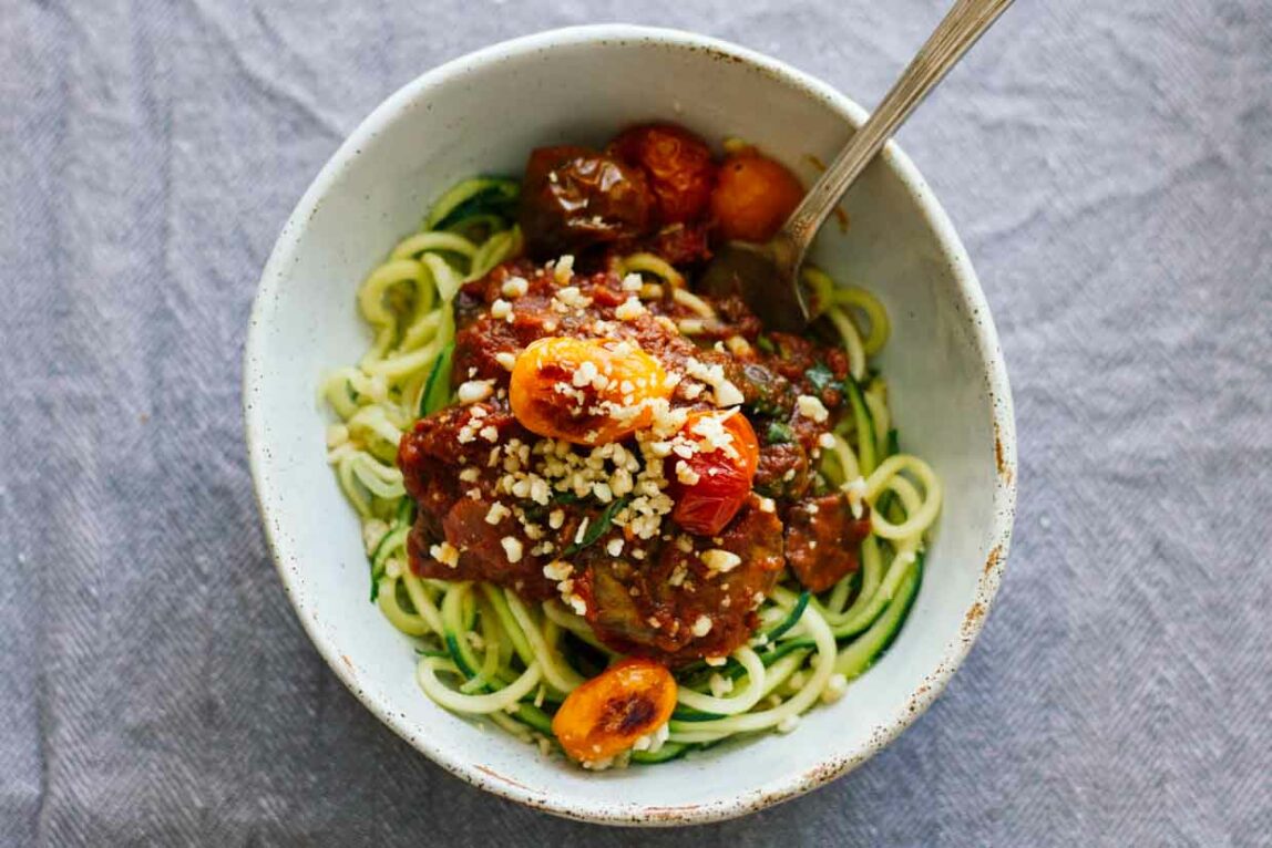Vegetarian Zucchini Spaghetti w/ Red Sauce & Mushrooms!
