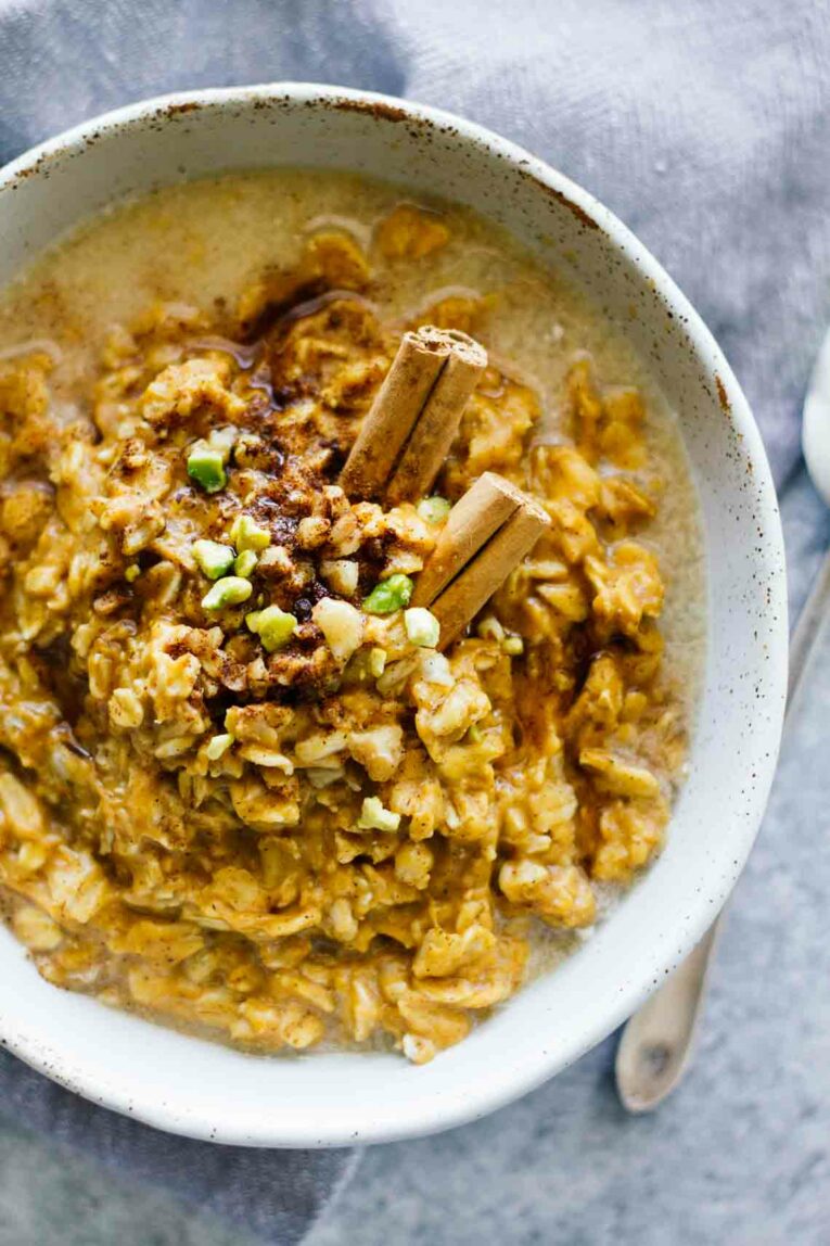 10-Minute Pumpkin Pie Oatmeal! Healthy, vegan, vegetarian, gluten-free, and refined sugar free!
