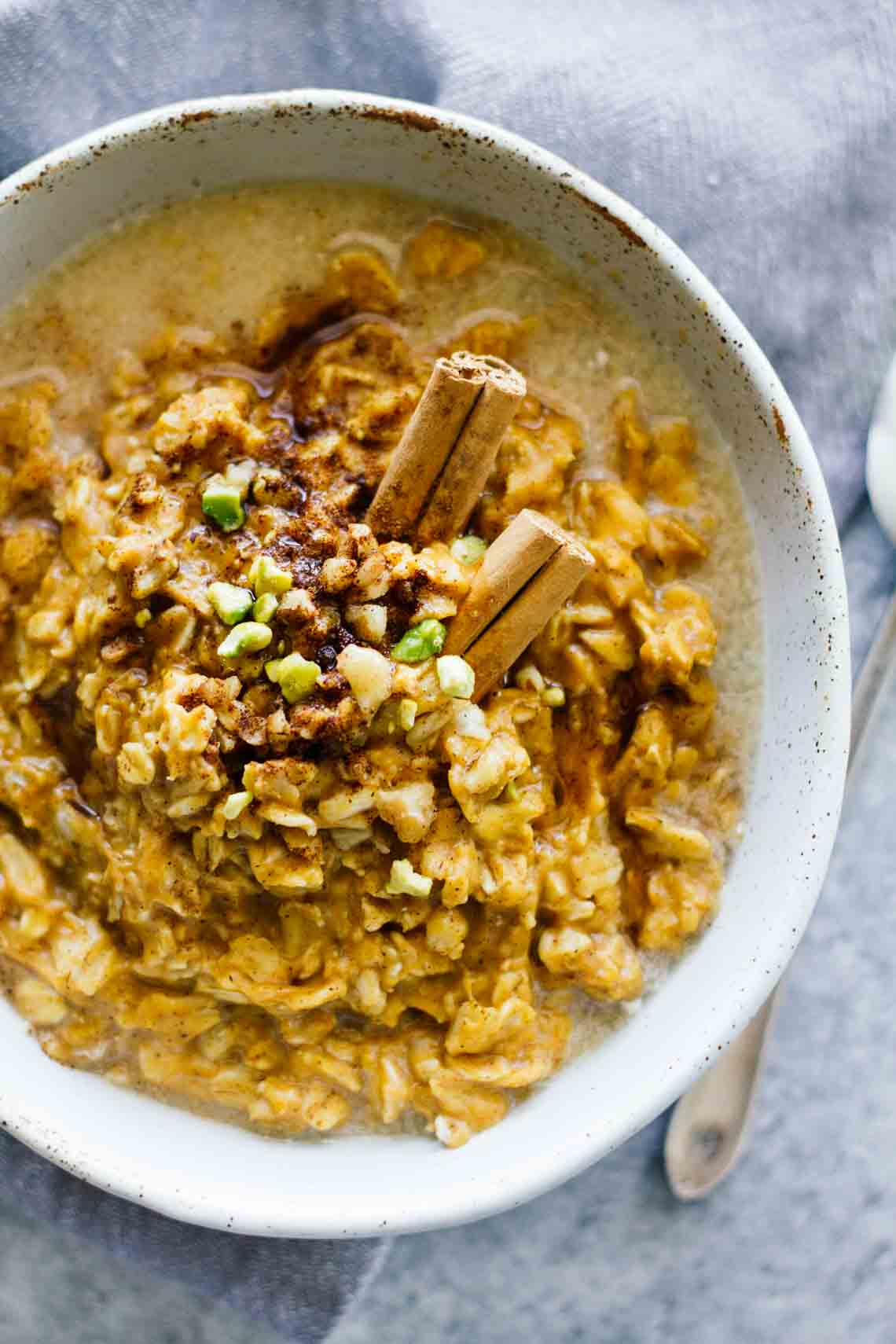 10-Minute Pumpkin Pie Oatmeal! Healthy, vegan, vegetarian, gluten-free, and refined sugar free!