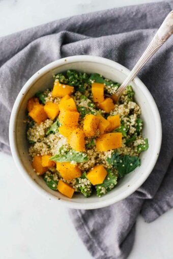 Roasted Butternut Squash & Garlic Quinoa! Vegan, vegetarian, gluten-free, and delicious. Perfect for a super quick and easy healthy weeknight dinner!