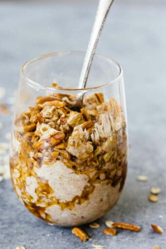 Maple Cinnamon Pecan Overnight Oats: only takes 5 minutes to make!