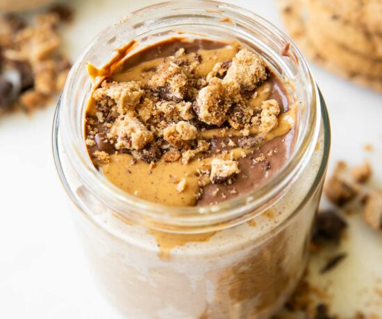 Peanut Butter Cookie Overnight Oats - only takes 5 minutes to make!