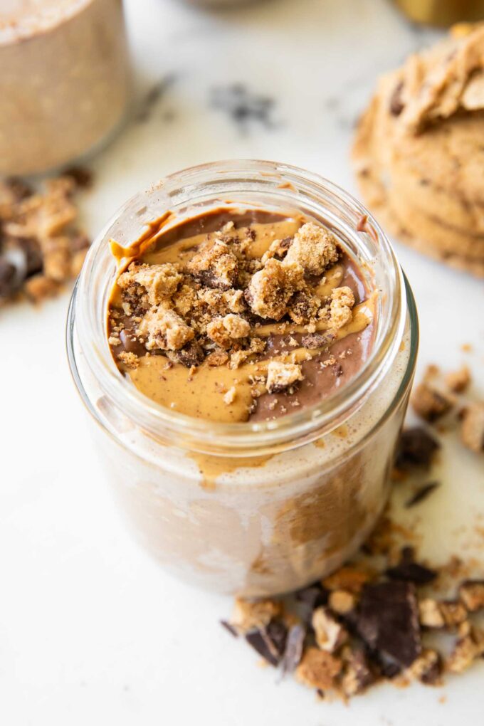 Peanut Butter Cookie Overnight Oats - only takes 5 minutes to make!
