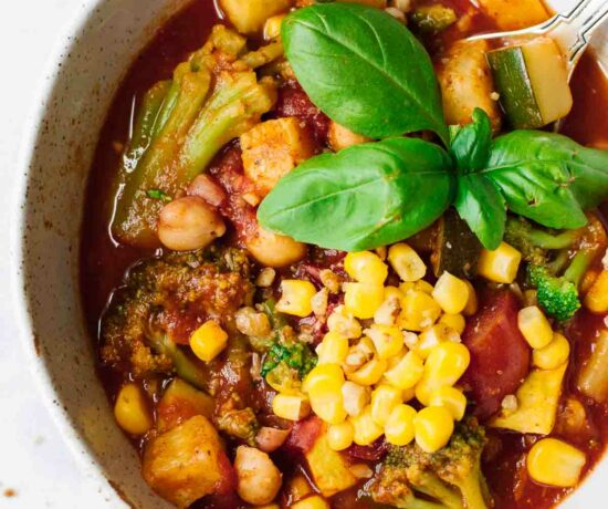 Easy Vegetarian Summer Chili by Jar Of Lemons! Gluten free, dairy free, vegan, and topped with corn and basil.
