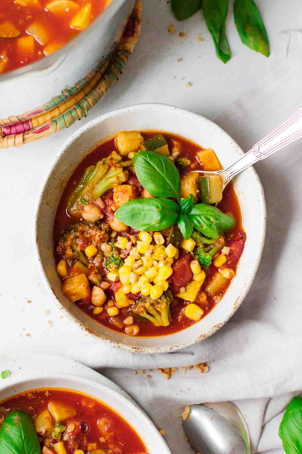 Easy Vegetarian Summer Chili by Jar Of Lemons! Love this recipe. Gluten free, dairy free, vegan, and perfect for an easy weeknight dinner!