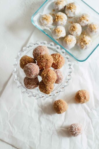 Strawberry Cheesecake No-Bake Energy Bites by Jar Of Lemons!