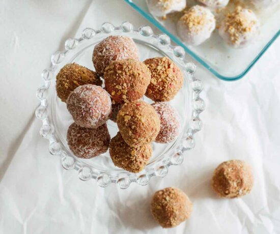 Strawberry Cheesecake No-Bake Energy Bites by Jar Of Lemons!