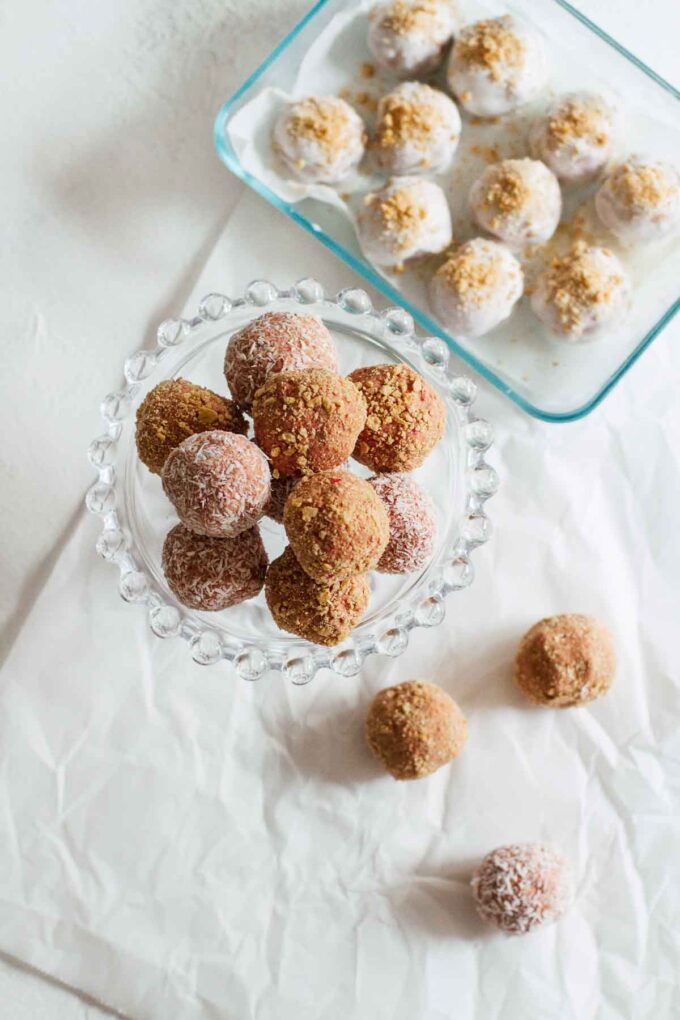 Strawberry Cheesecake No-Bake Energy Bites by Jar Of Lemons!
