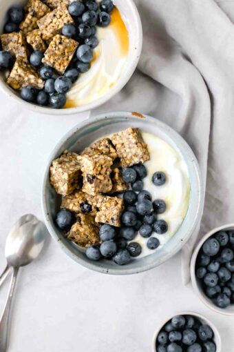 Blueberry & Yogurt Breakfast Bowls loaded with protein bars, greek yogurt, blueberries, and honey. So delicious!