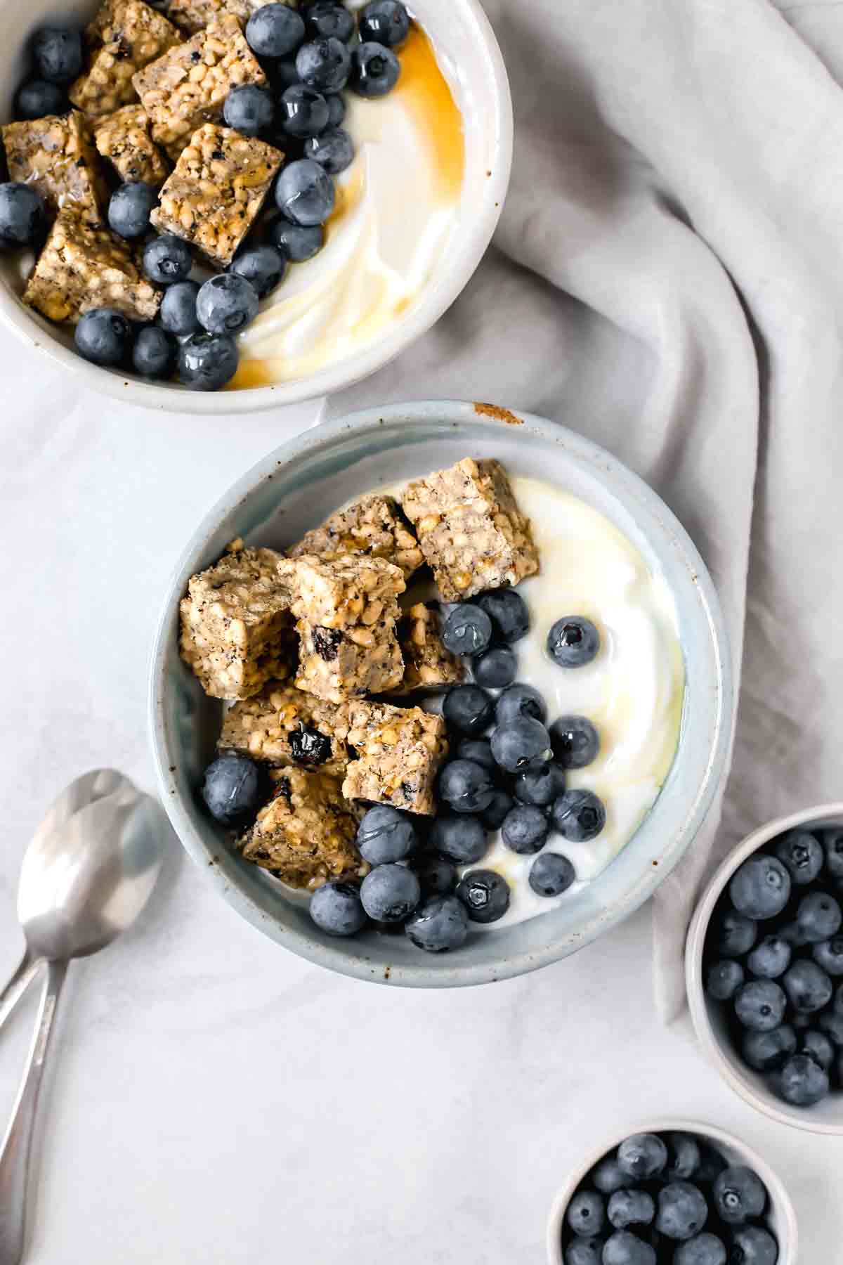 Blueberry & Yogurt Breakfast Bowls loaded with protein bars, greek yogurt, blueberries, and honey. So delicious!