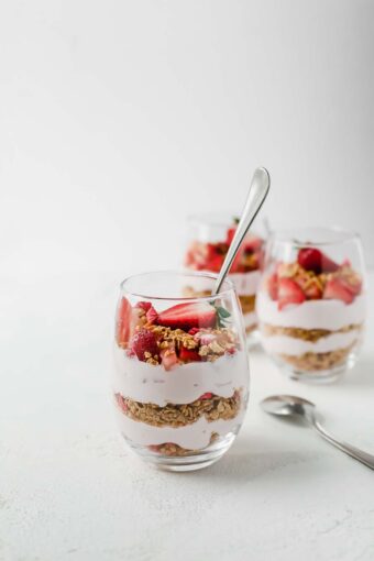 5-Minute Strawberry Cheesecake Breakfast Parfait