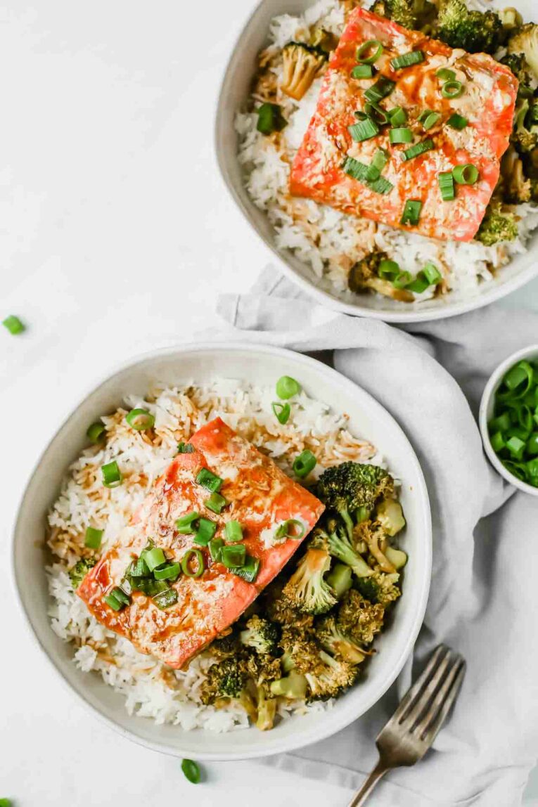 Easy Baked Teriyaki Salmon Recipe by Jar Of Lemons! So yummy. Baked teriyaki salmon served over jasmine rice and broccoli in white bowls