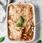 This Easy Vegetarian Baked Ziti Recipe can be made in 30 minutes and is perfect for a quick, healthy weeknight dinner! Made with mushrooms, zucchini, bell pepper, cottage cheese, and delicious ziti pasta. Healthy comfort food at it's finest!