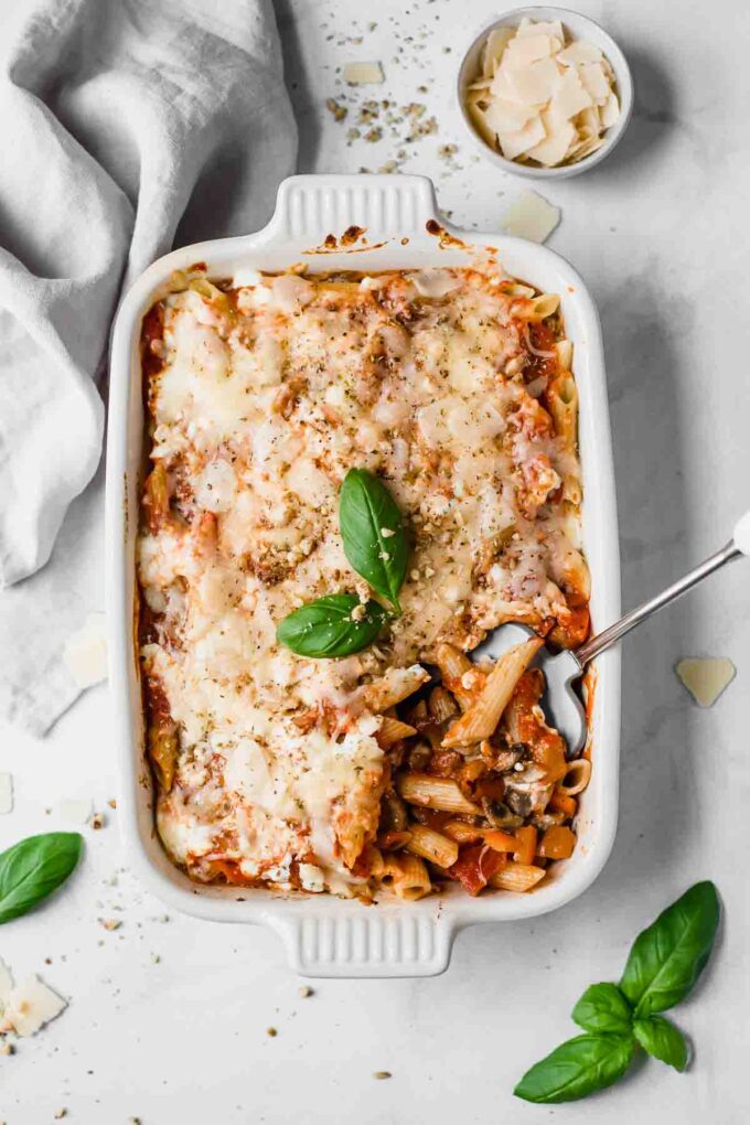 This Easy Vegetarian Baked Ziti Recipe can be made in 30 minutes and is perfect for a quick, healthy weeknight dinner! Made with mushrooms, zucchini, bell pepper, cottage cheese, and delicious ziti pasta. Healthy comfort food at it's finest!