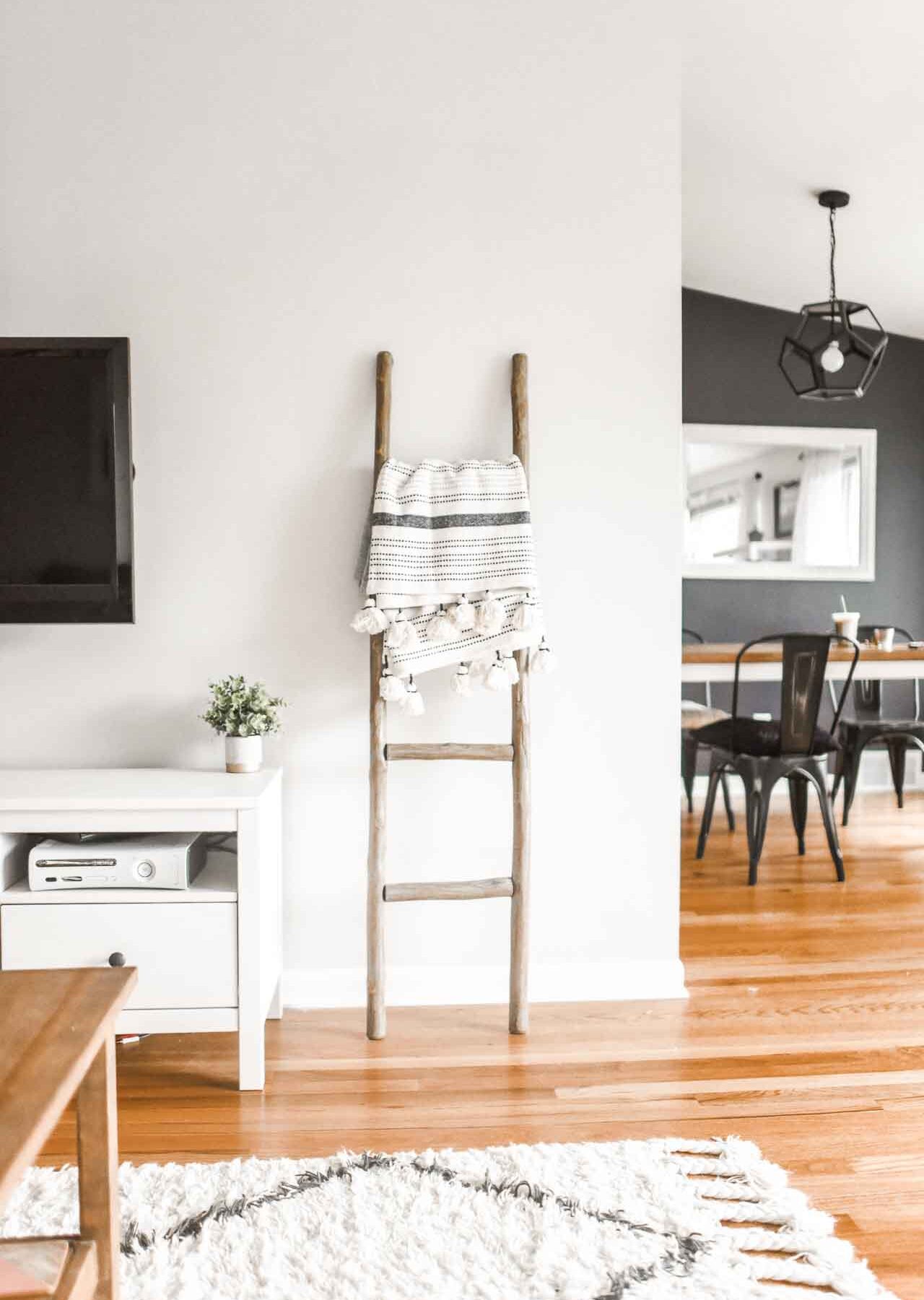 The best way to declutter your home is to do a little bit everyday. Here's an easy and approachable 5-Minute Daily Decluttering Routine!
