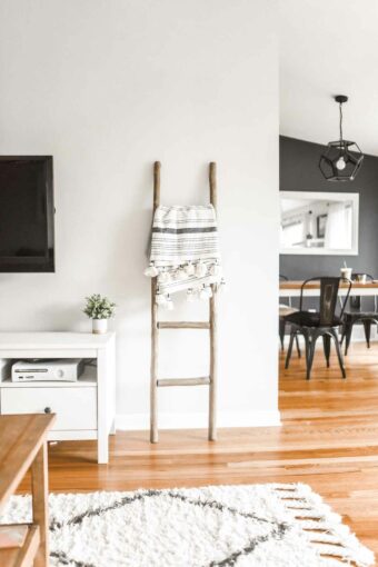 The best way to declutter your home is to do a little bit everyday. Here's an easy and approachable 5-Minute Daily Decluttering Routine!