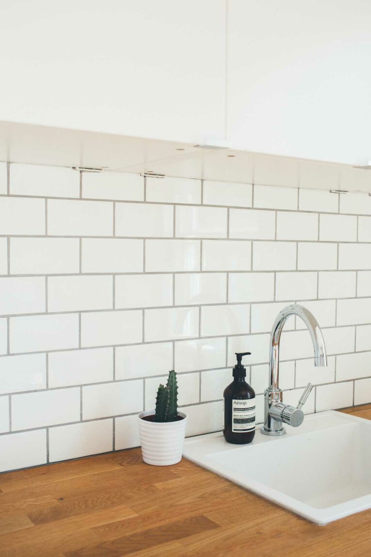 Short on time? Here's how to clean your kitchen in 15 minutes! Clean kitchen sink and backsplash