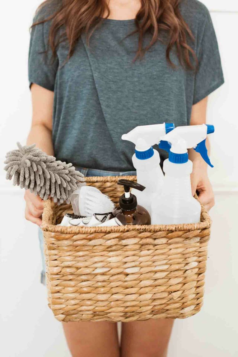 Wanting to switch up your cleaning routine and use all natural cleaning products? Here are the 15 Best Natural Cleaning Products! The best cleaning products in a basket!