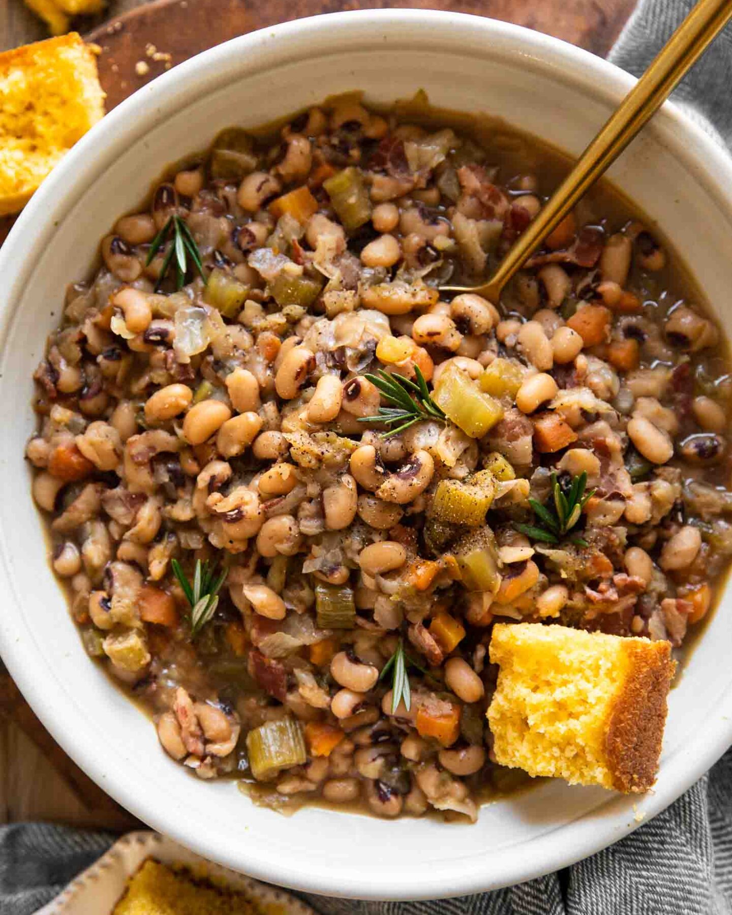 Instant Pot Black Eyed Peas with cornbread, bacon, and vegetables.