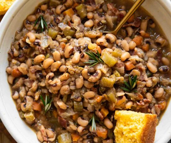 Instant Pot Black Eyed Peas with cornbread, bacon, and vegetables.