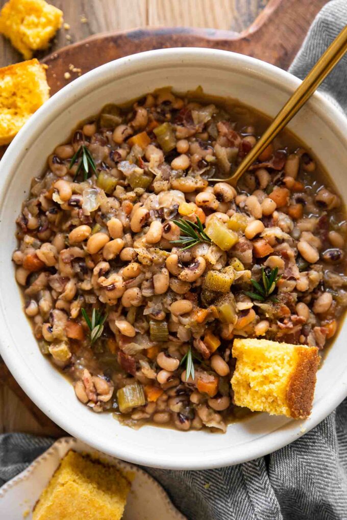 Instant Pot Black Eyed Peas with cornbread, bacon, and vegetables.