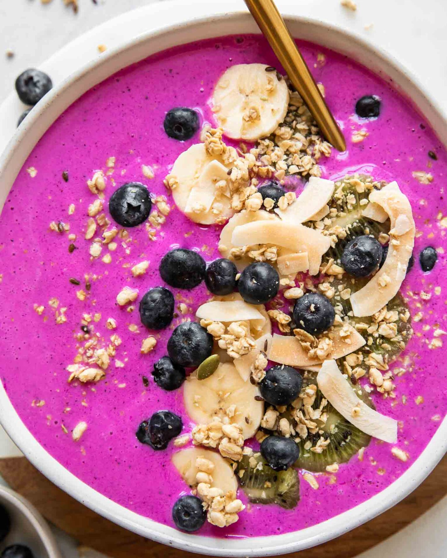 Dragon fruit smoothie bowl (pitaya smoothie bowl) with toppings.