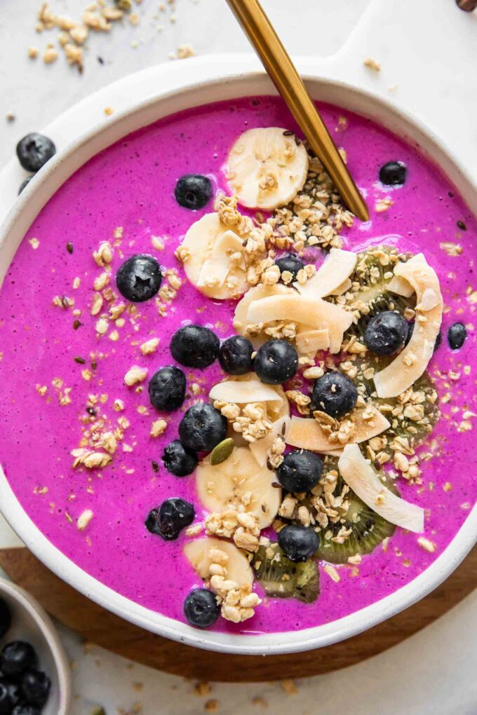 Dragon fruit smoothie bowl (pitaya smoothie bowl) with toppings.