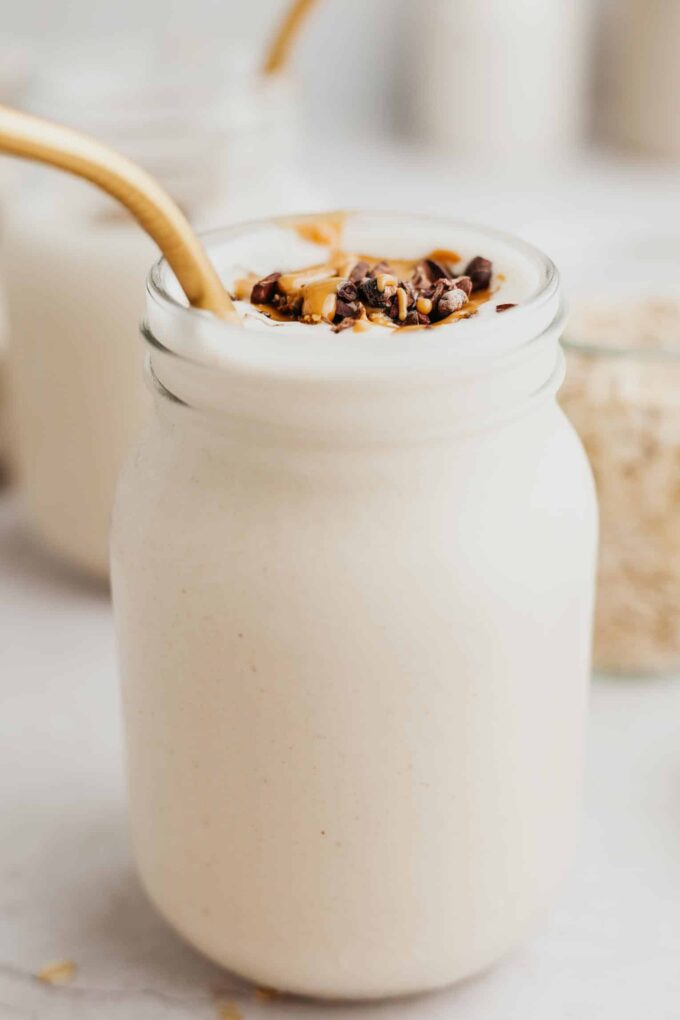 Peanut butter oatmeal smoothie recipe in a mason jar.