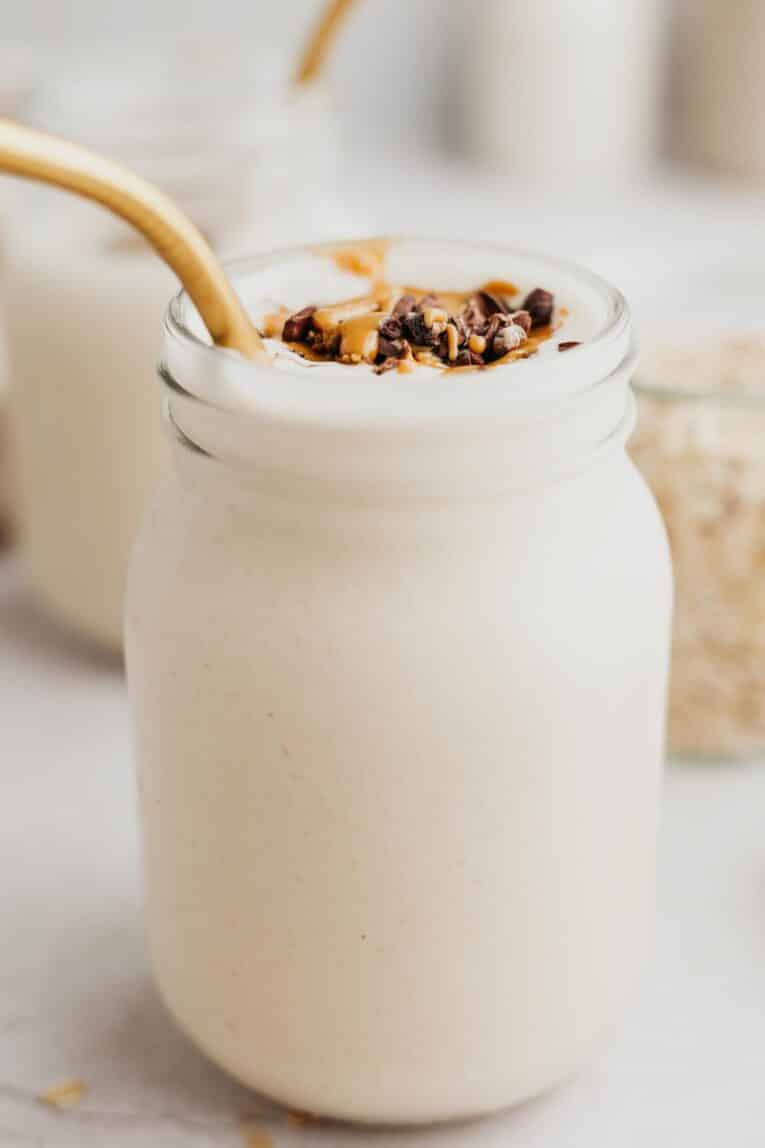 Peanut butter oatmeal smoothie recipe in a mason jar.