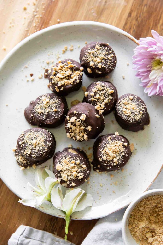 Healthy S'mores Banana Bites recipe on a plate with graham cracker crumbs.