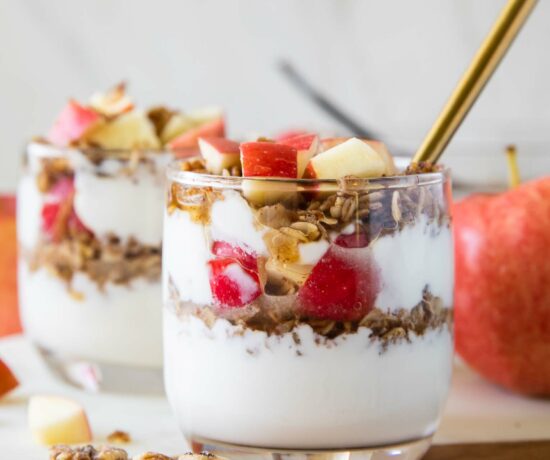 Healthy Apple Crumble recipe with yogurt and oats.
