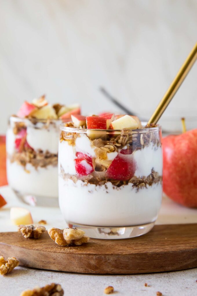 Healthy Apple Crumble recipe with yogurt and oats.