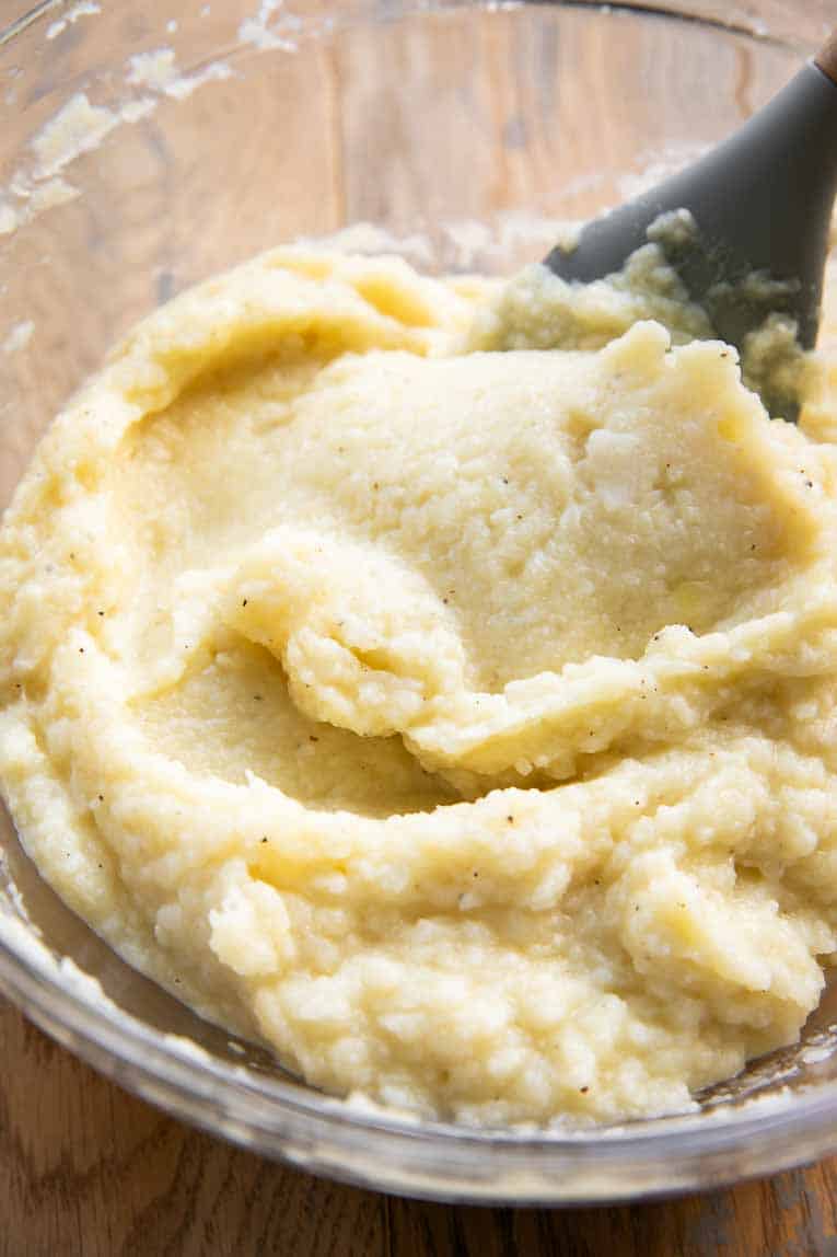 Mashed potatoes in a bowl.