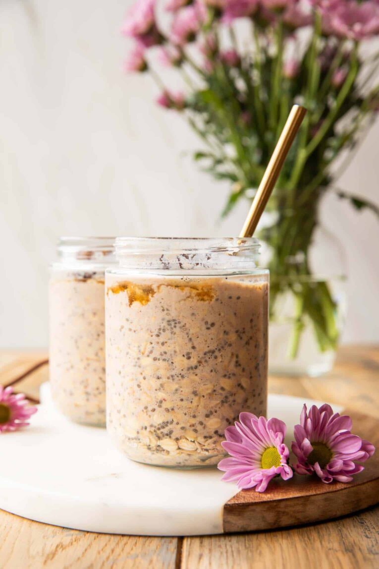 Palm Springs Date Overnight Oats in two mason jars.