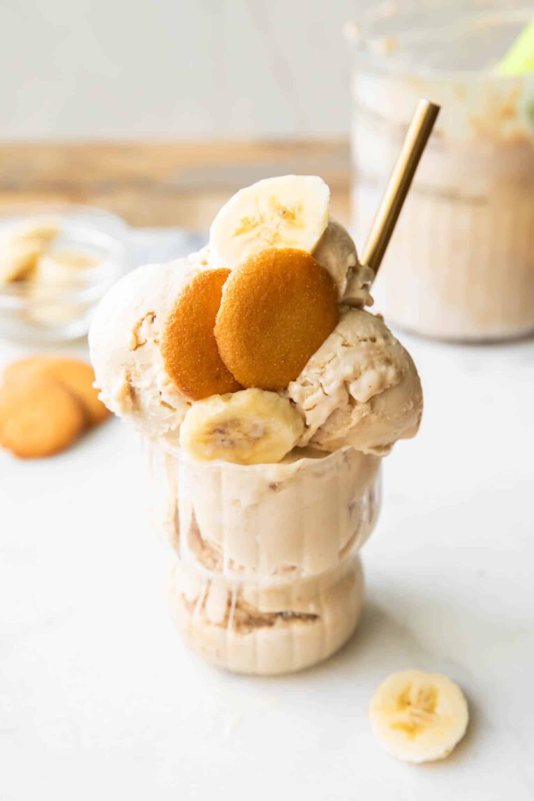 Banana Pudding ice cream in a glass.