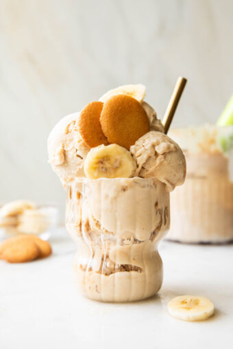 Banana Pudding ice cream in a glass.