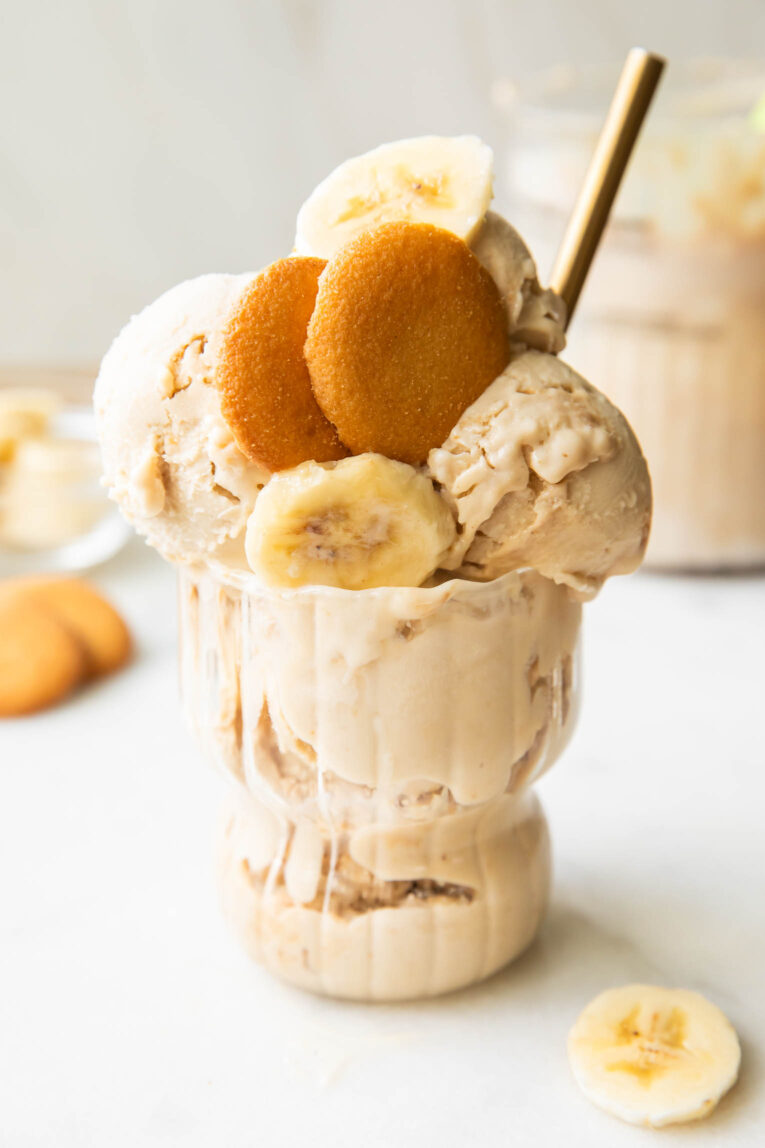 Banana Pudding ice cream in a glass.