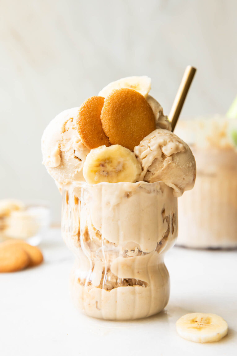 Banana Pudding ice cream in a glass.