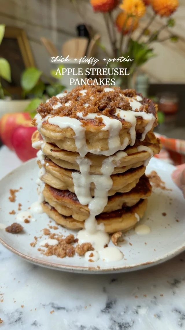 APPLE STREUSEL PANCAKES 🍎 Thick, fluffy, and topped with the best buttery,…